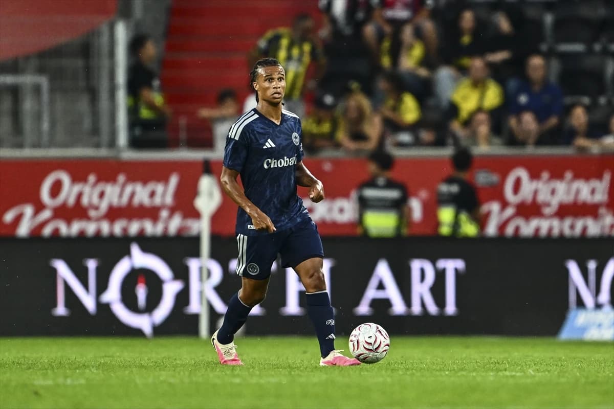 Yeni transfer Nathan Ake sahaya çıktı