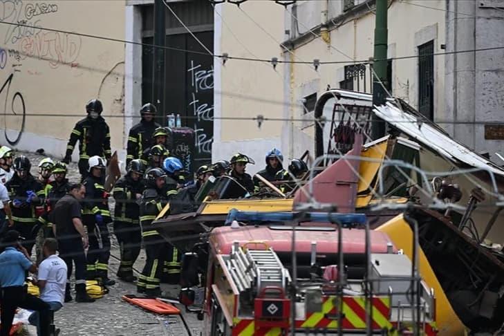 Portekiz'de tramvay raydan çıktı: 15 ölü