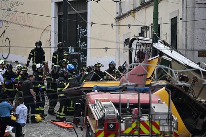 Lizbon'un tarihi tramvayı raydan çıktı: 15 ölü