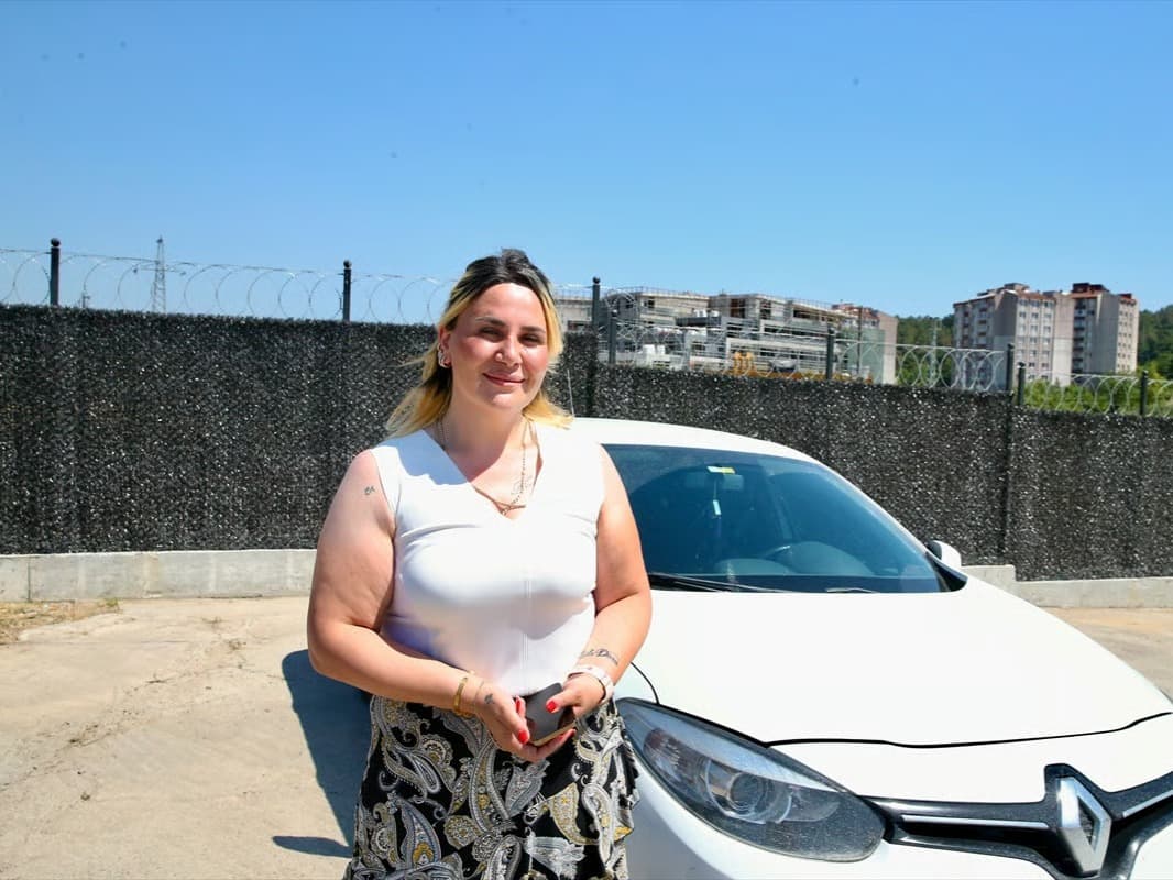Otomobile giren kertenkele kadın sürücüyü korkuttu