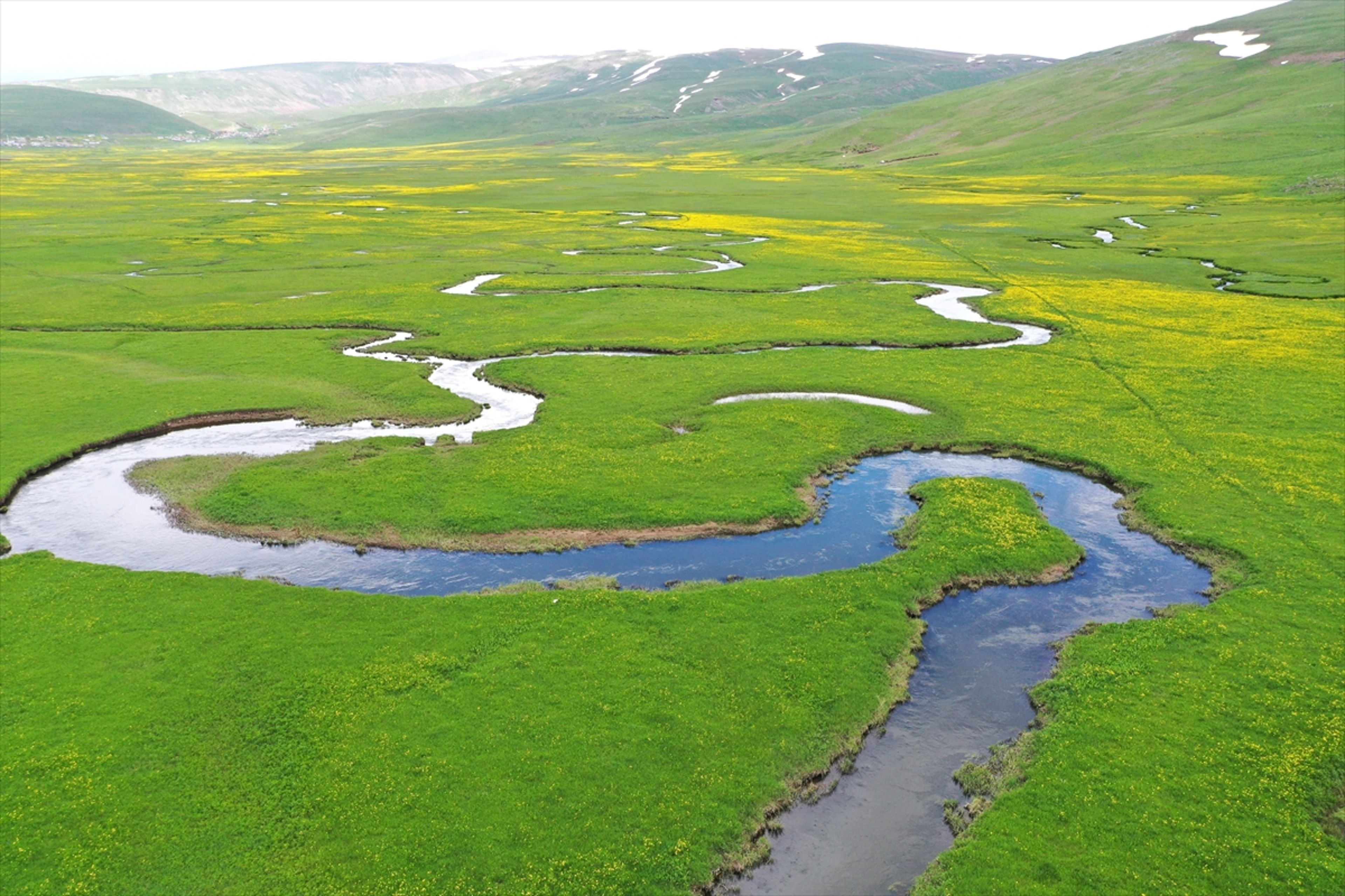 Ağrı'da ilkbahar güzelliği: Karlar eridi, menderesler dronla görüntülendi - 7. fotoğraf