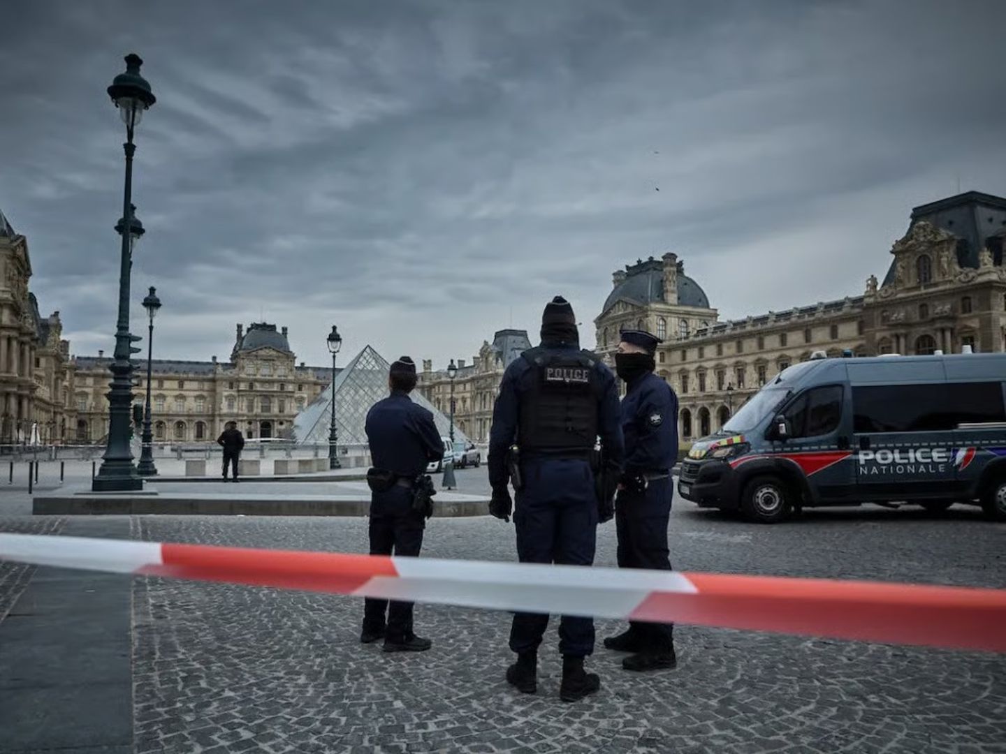 Louvre soygunundaki mücevherlerin değeri ne?