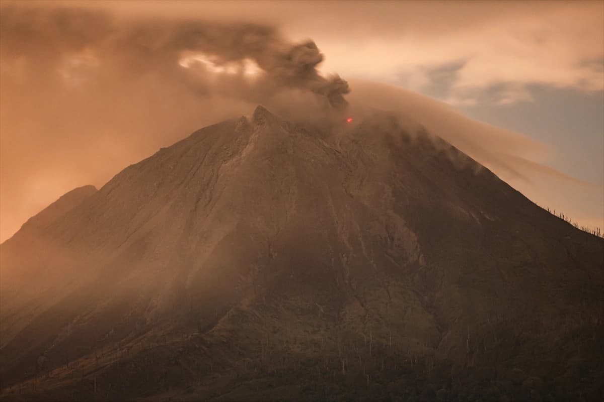 Sinabung Yanardağı'nın patlama anı kameralara yansıdı