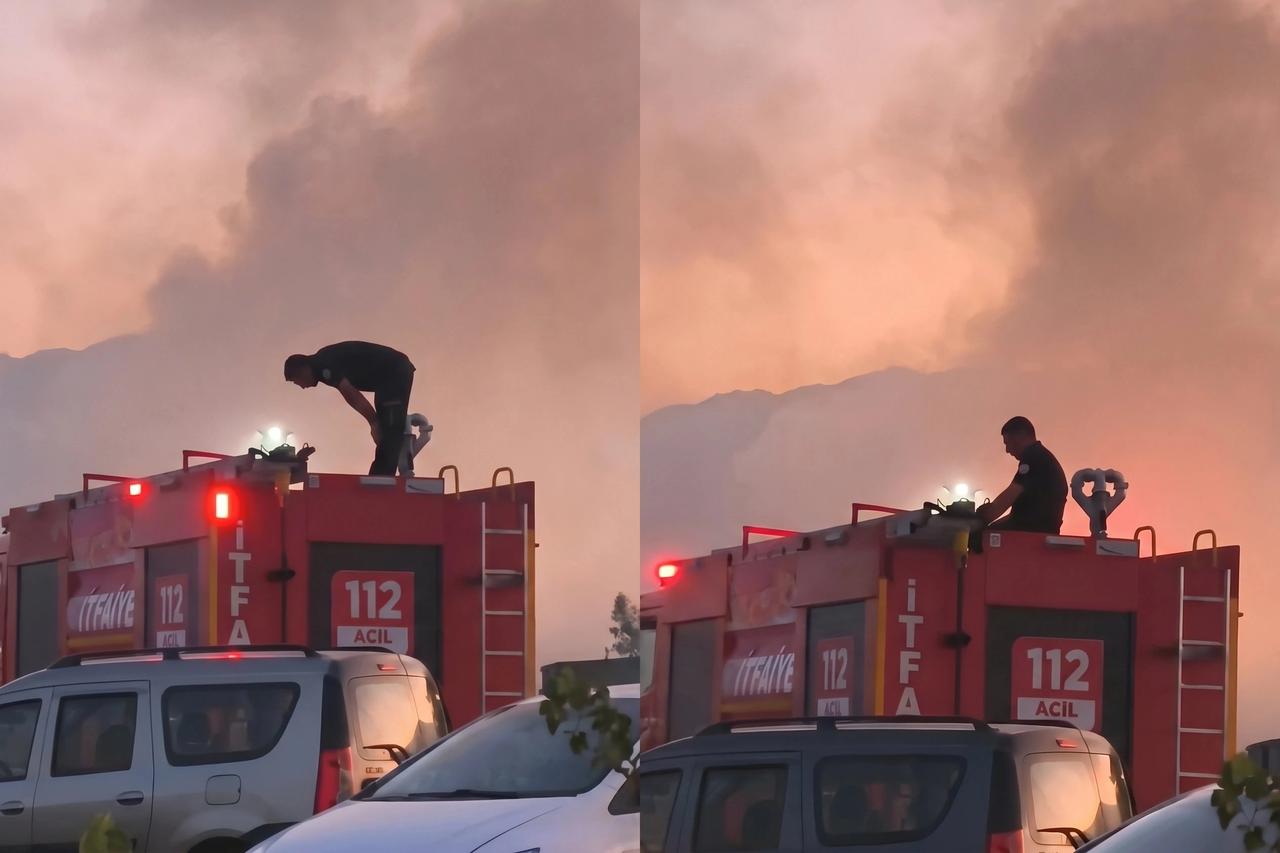 Elazığ'da itfaiye personeli yangının ardından aracın üstünde namazını kıldı