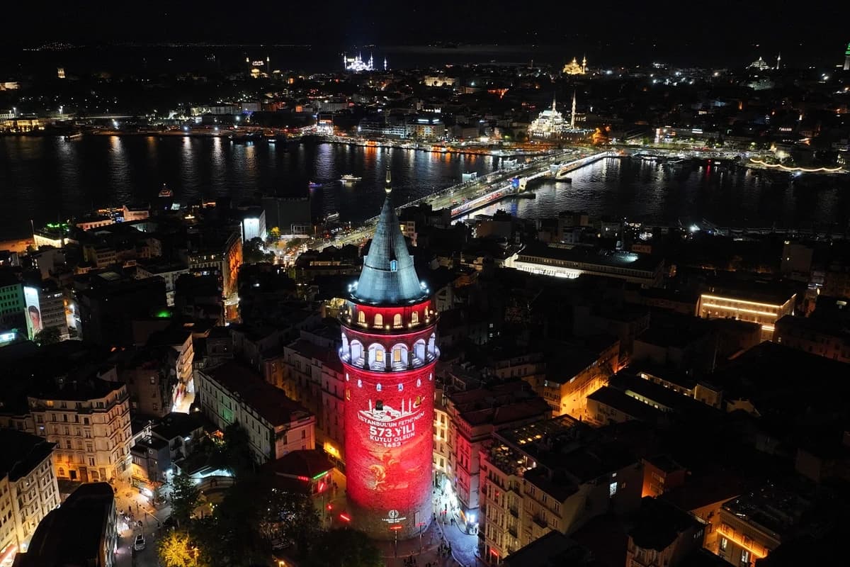 İstanbul'un fethinin 573. yıl dönümü dün gece böyle kutlandı! İşte o görsel şölen...