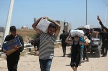 Gazzeliler yardım alabilmek için Netzarim koridoruna akın etti