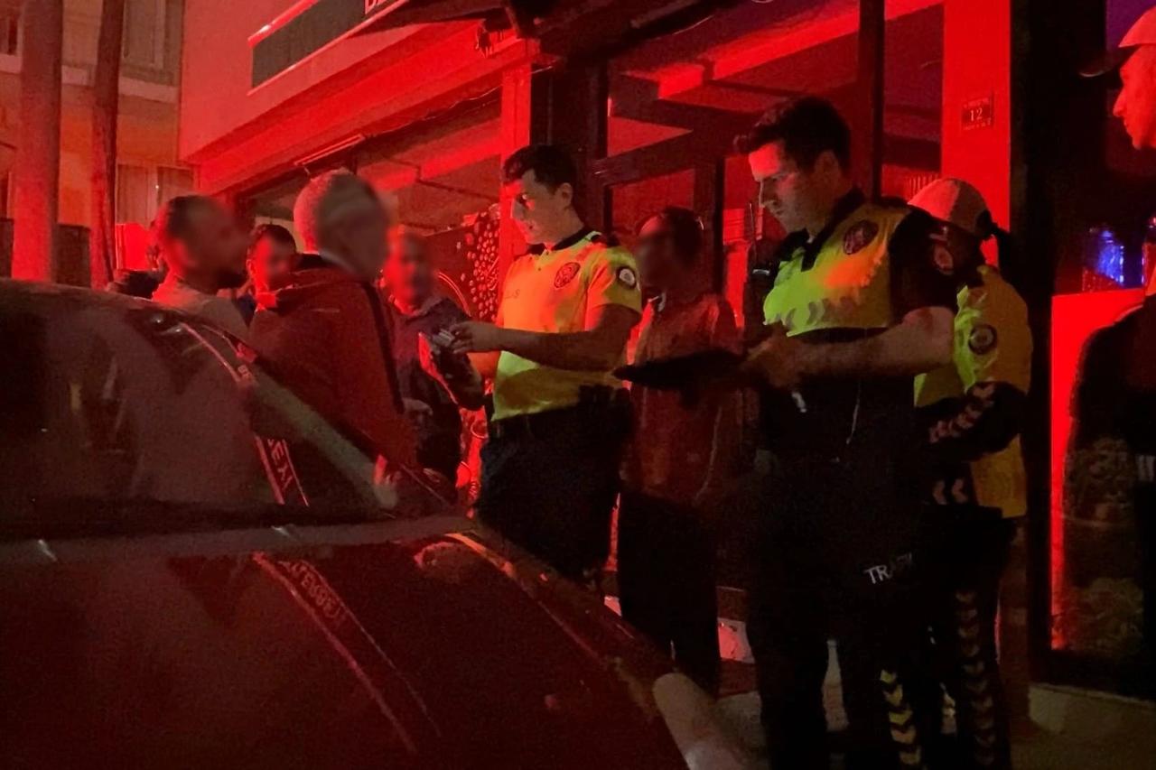 Ehliyetsiz ve alkollü sürücü ile yanındaki arkadaşları, polise zor anlar yaşattı

