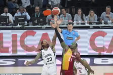 Beşiktaş'tan Galatasaray derbisinde galibiyetli başlangıç: Siyah beyazlılar, play-off serisinin ilk maçını kazanarak avantajı elde etti