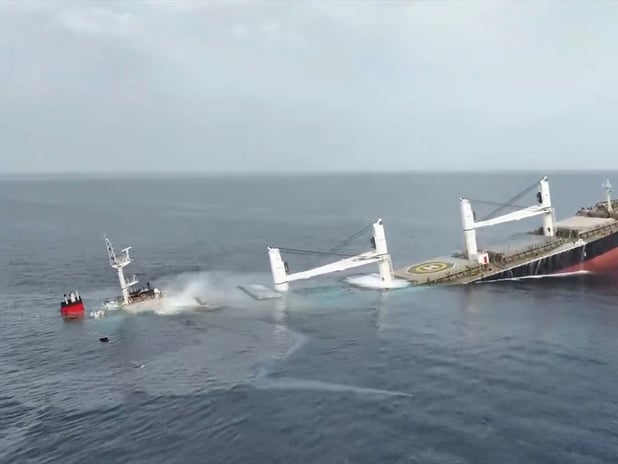 Husilerin vurduğu yunan gemisi sulara gömüldü