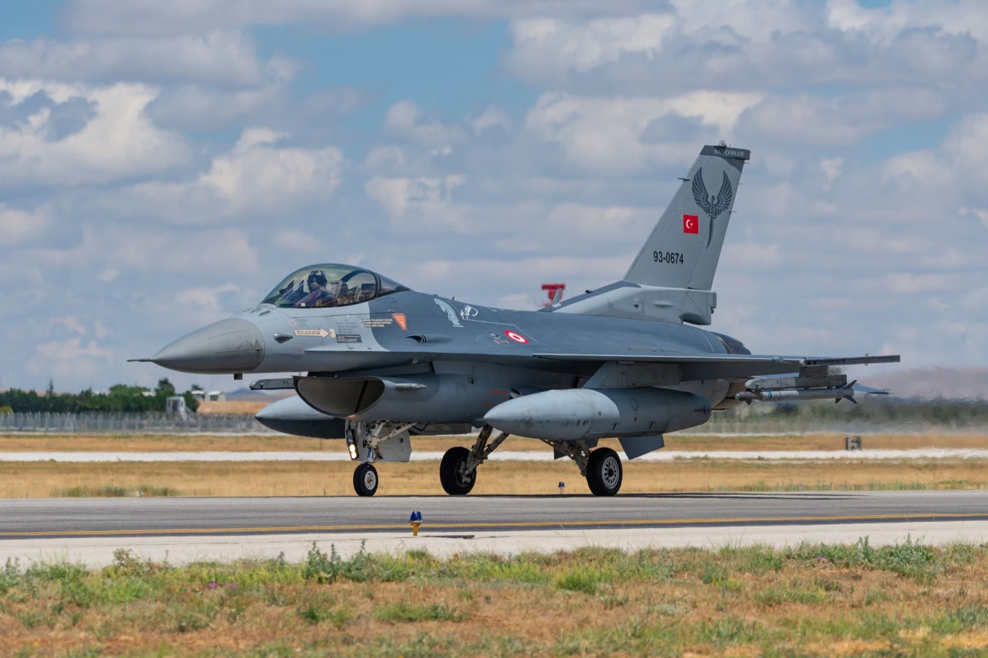 MSB'den Kıbrıs ve Ege mesajı: KKTC hava sahasını ihlal eden uçaklar nedeniyle F-16'lar havalandırıldı