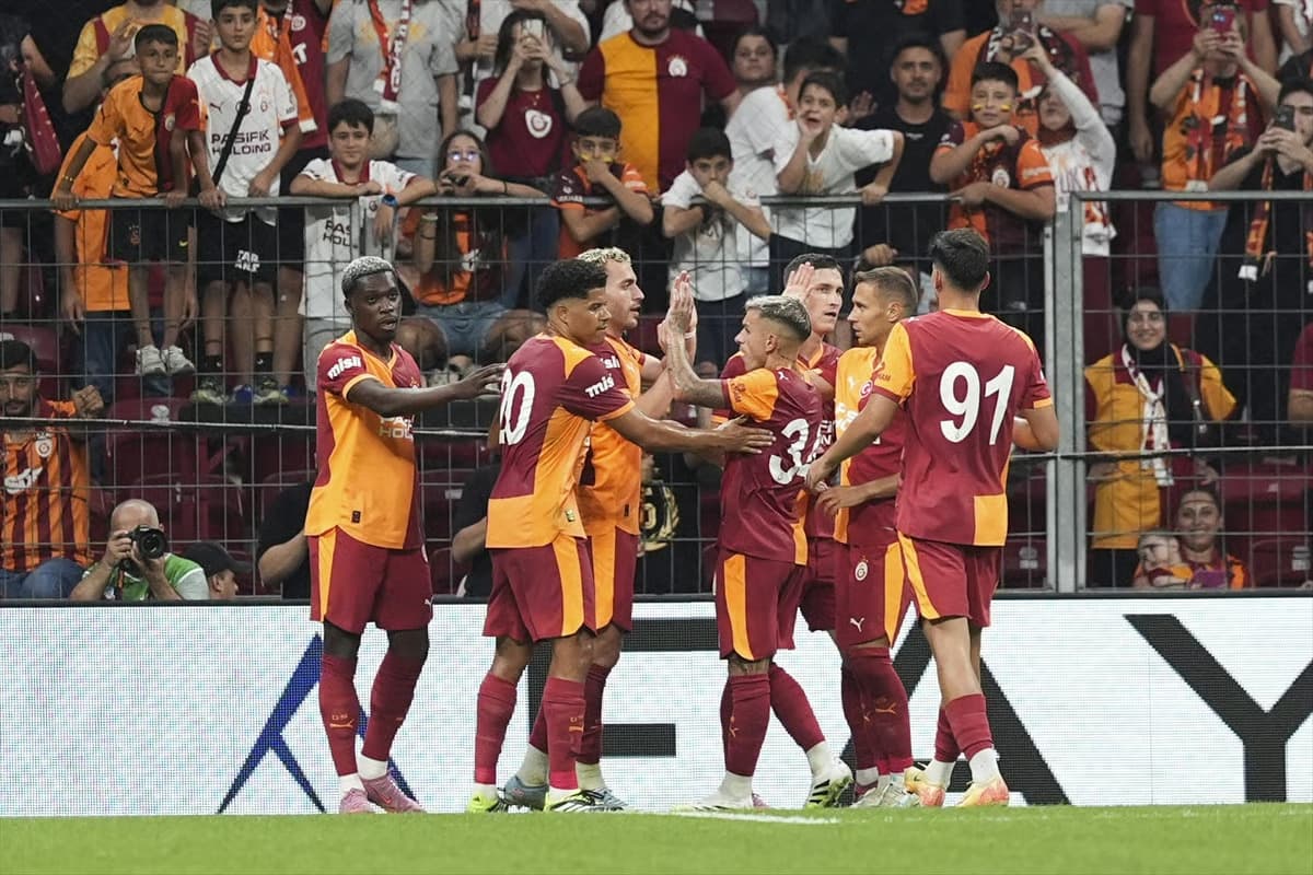 Galatasaray'da Lazio maçı öncesi imza töreni