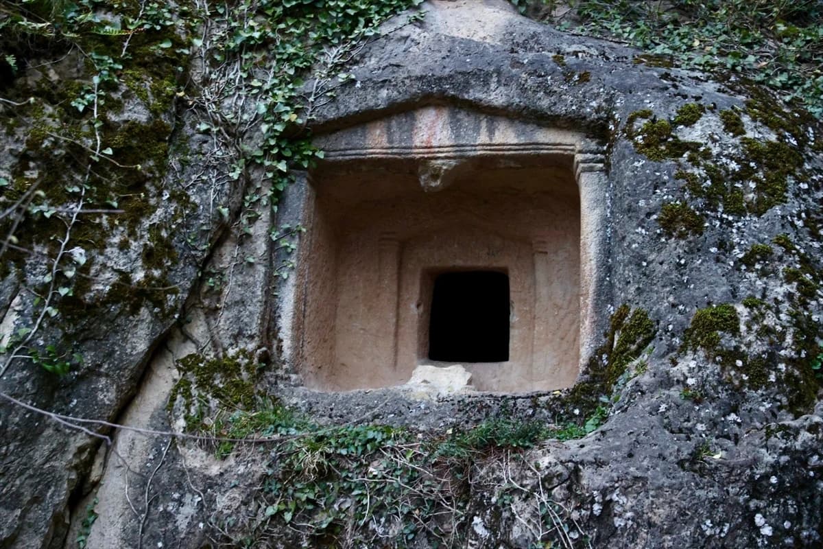 Ordu Gürgentepe'deki Tikenlice Kaya Mezarları turizme kazandırılıyor