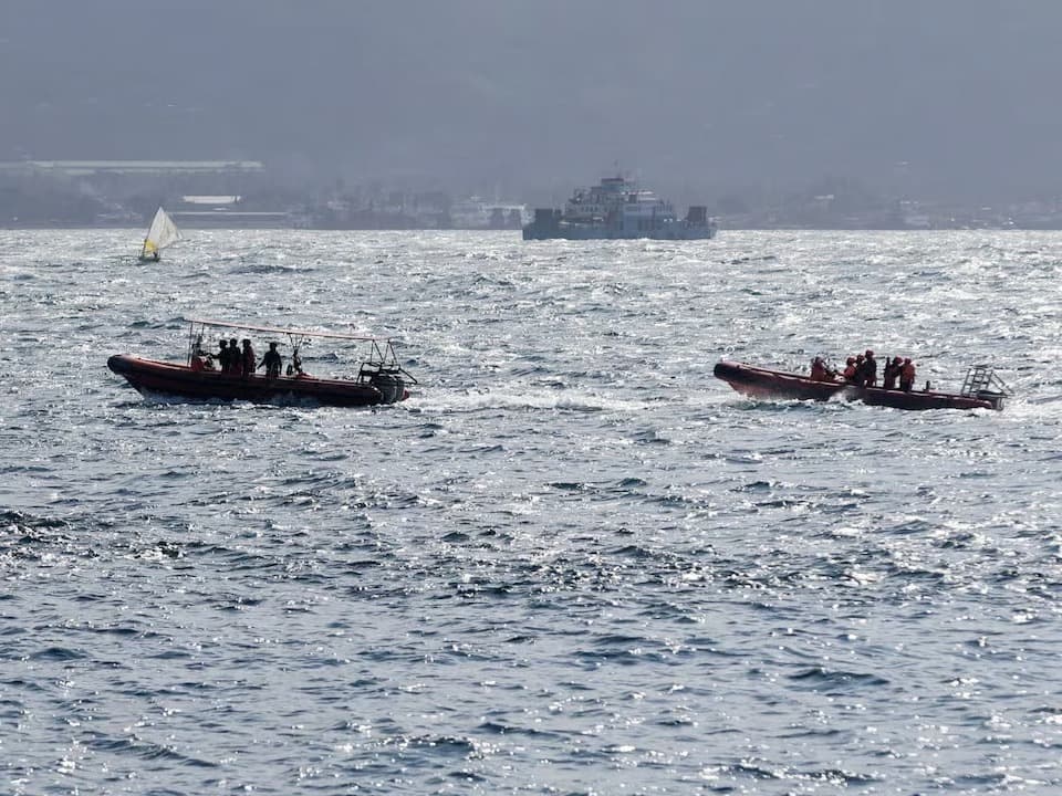 Endonezya'da feribot battı: 38 kişi hala kayıp