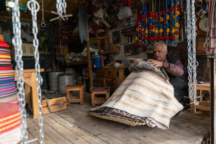 Adıyaman'da yarım asırlık zanaat: Semerci Mehmet Usta
