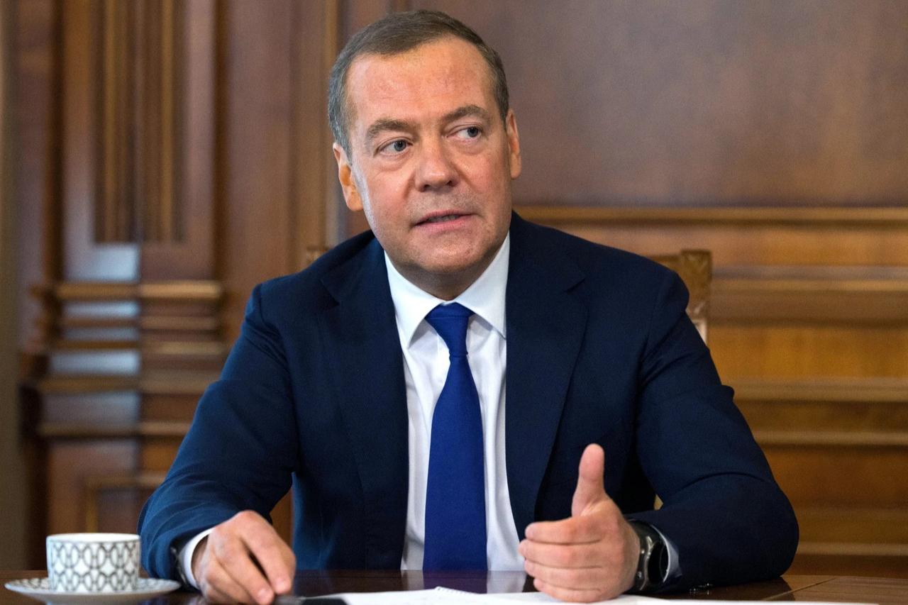 Medvedev'den Batı'ya sert mesaj