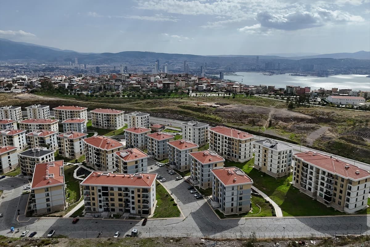 İzmir depremzedelerinin konutları teslim edildi