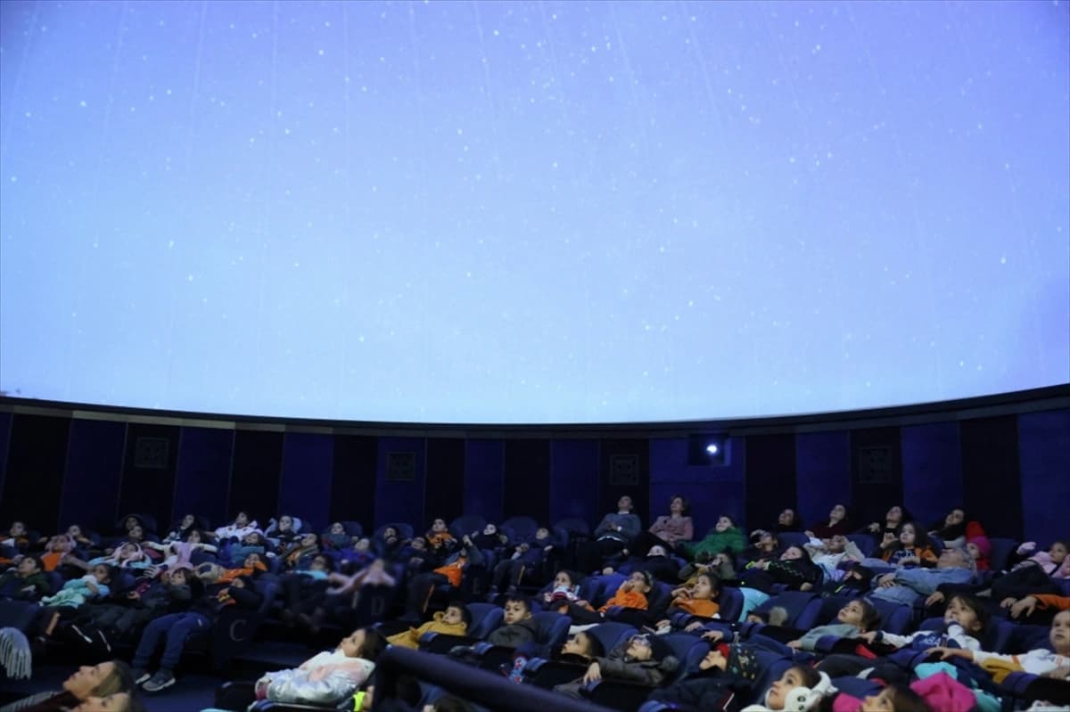 Gizemli karadeliklerin sırrı planetaryumda izleyiciyle buluşturuluyor