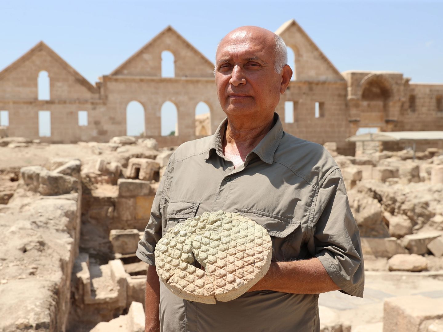Harran'da baklava dilimi desenli 800 yıllık ekmek kalıbı bulundu