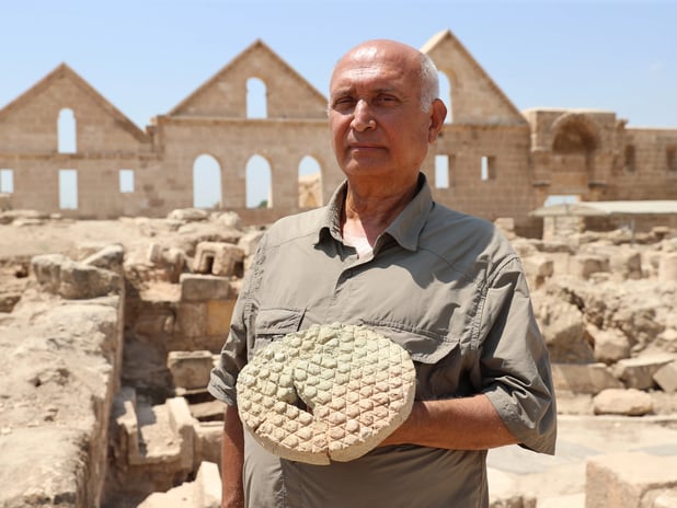 Harran'da baklava dilimi desenli 800 yıllık ekmek kalıbı bulundu