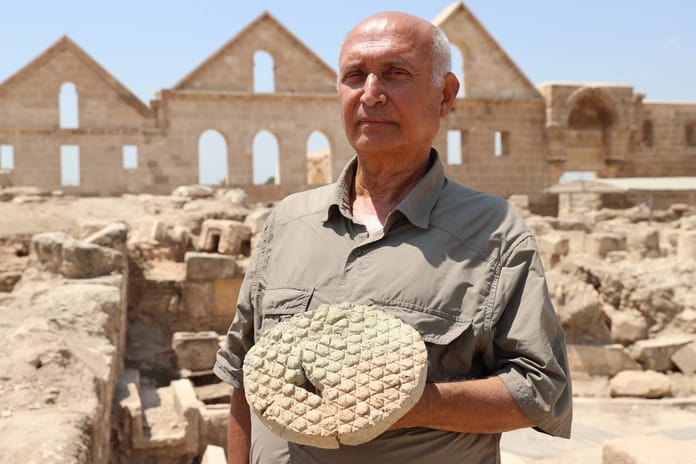 Harran'da baklava dilimi desenli 800 yıllık ekmek kalıbı bulundu
