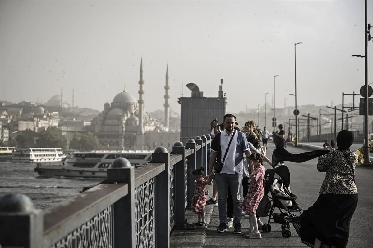İstanbul'da etkili olan kuvvetli fırtına hayatı olumsuz etkiledi