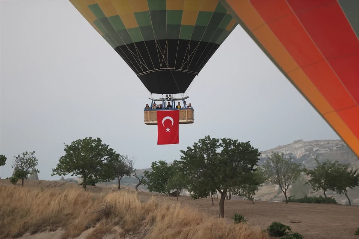 Kapadokya gökyüzünde anlamlı uçuş: Sıcak hava balonları 15 Temmuz için havalandı