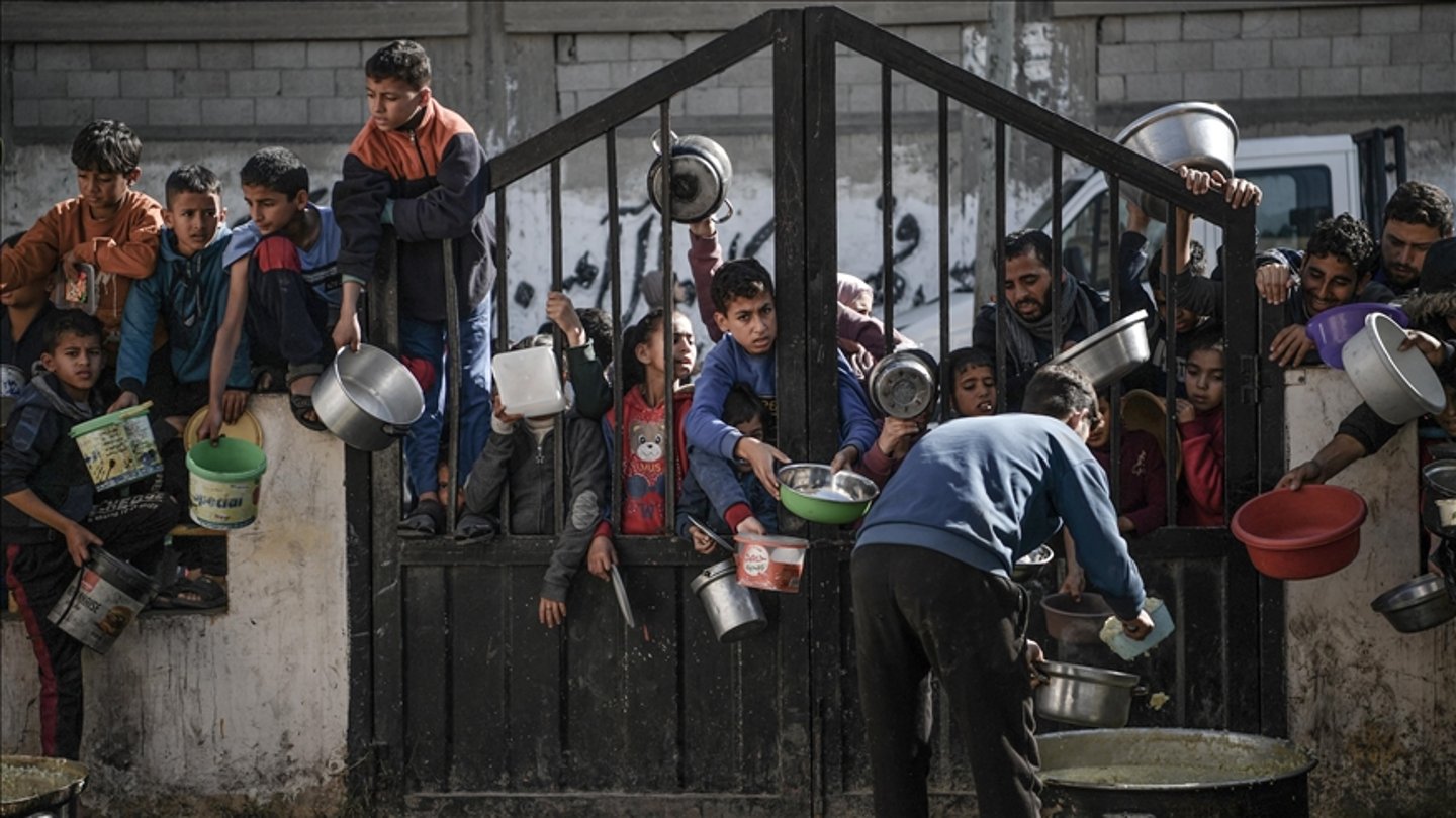 İsrail'in açlığa mahkum ettiği Gazze'de yemek kuyruğu - AA