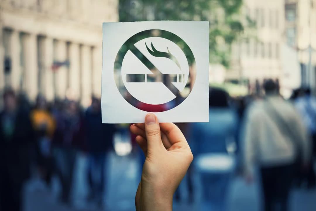 Fransa'da açık alanlarda sigara içilmesi yasaklanıyor