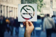 Fransa'da açık alanlarda sigara içilmesi yasaklanıyor