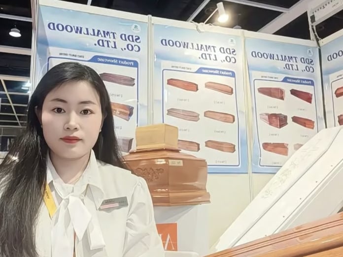 Çinli kadın öğretmenliği bırakarak Avrupa’ya tabut satmaya başladı