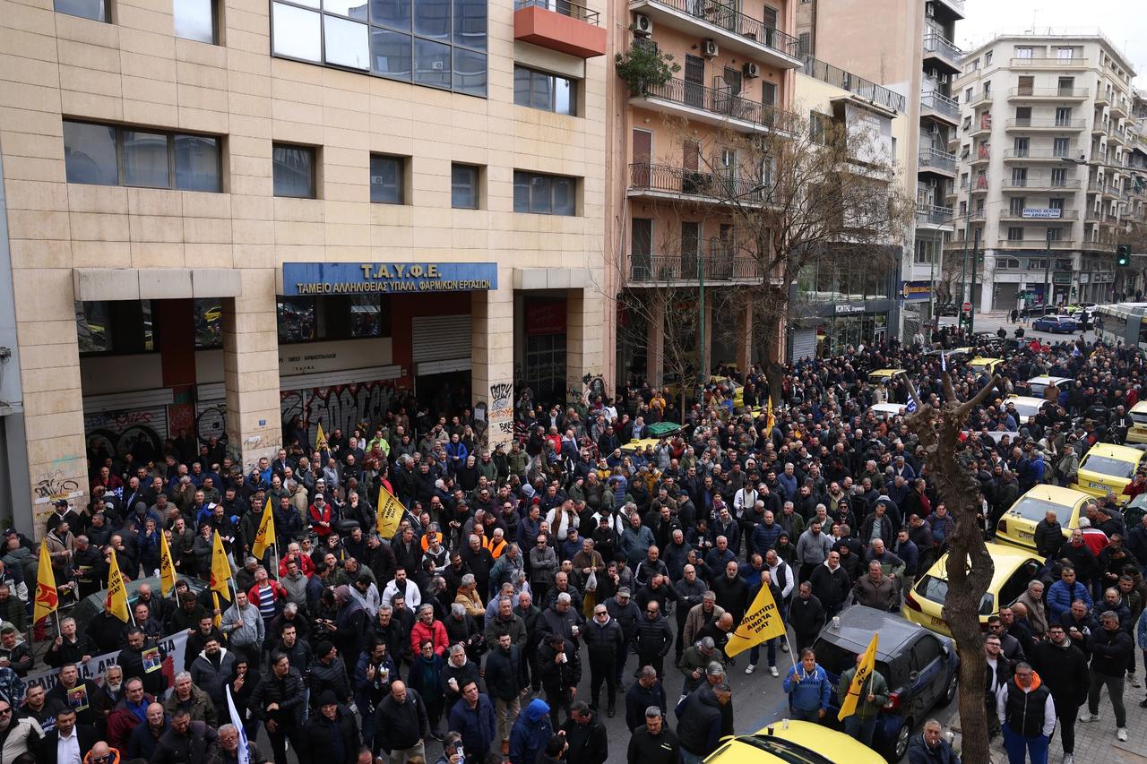 Atina'da grevdeki taksiciler Meclis binasına yürüyüş düzenledi
