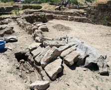 Bitlis Kalesi'nde secde taşı bulundu