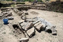 Bitlis Kalesi'nde secde taşı bulundu