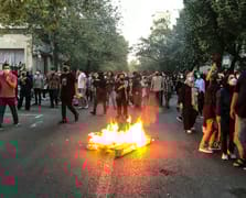 İran'da ekonomi protestoları rejim karşıtı gösterilere dönüştü