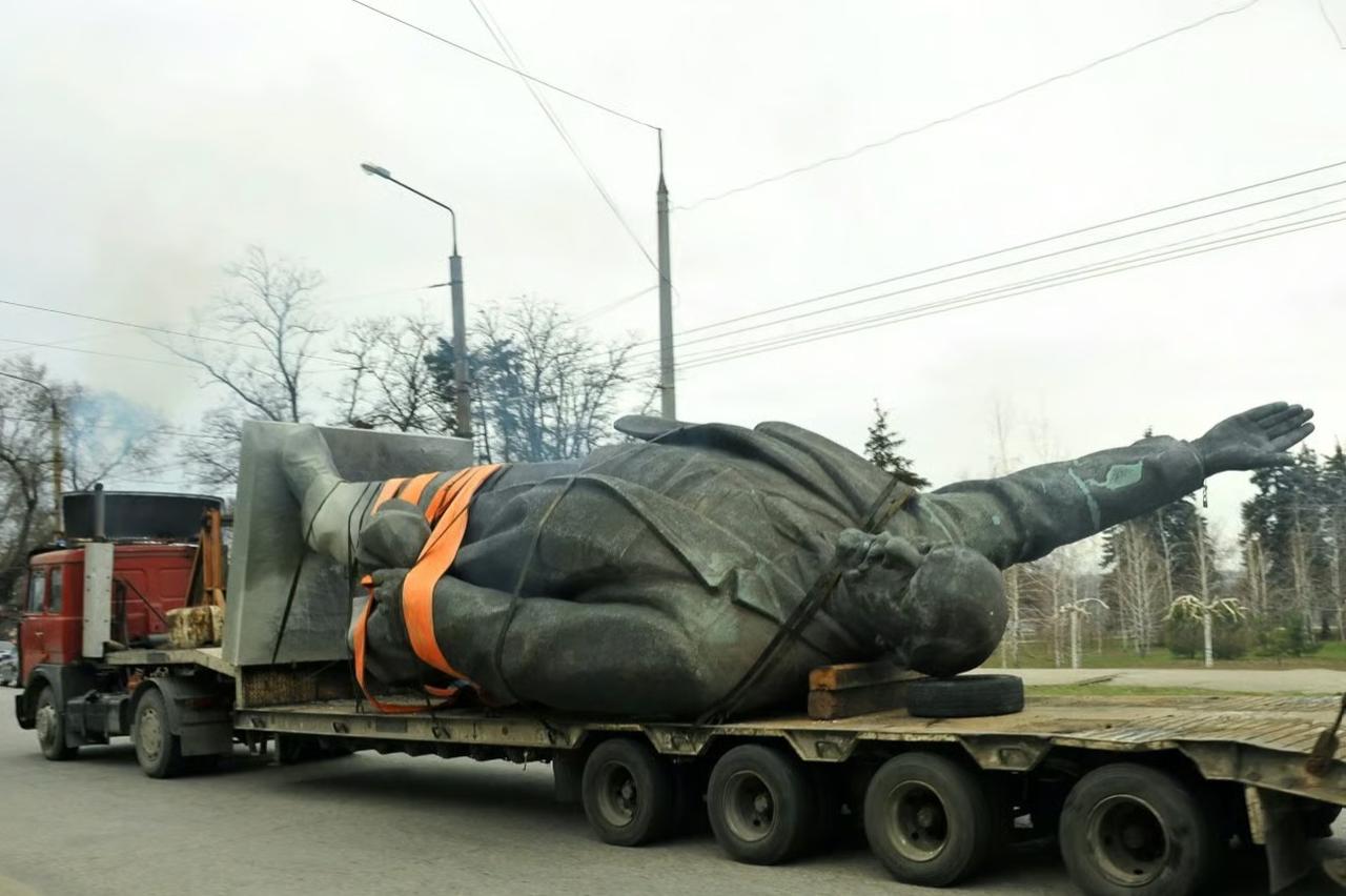 Ukrayna'da Lenin heykeli tartışması
