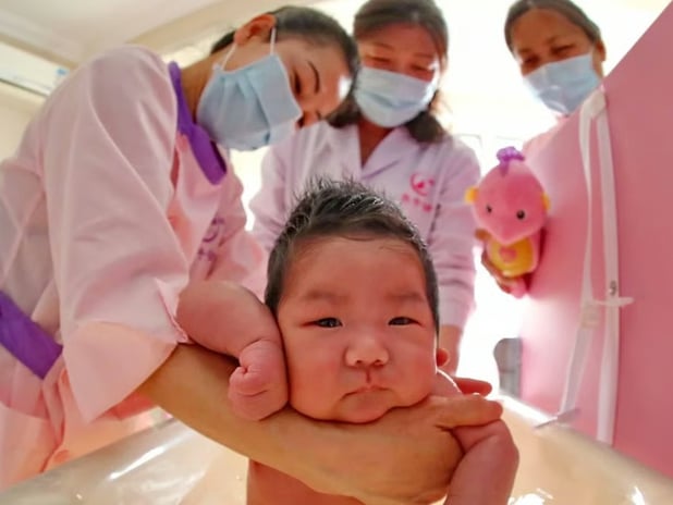 Çin ülke nüfusundaki düşüşe karşı doğum masraflarını ücretsiz hale getirecek