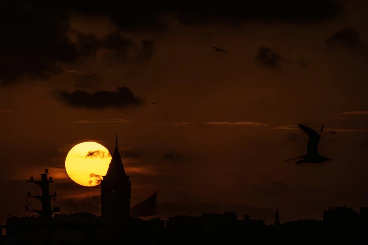 İstanbul'un tarihi silüeti gün batımında objektife yansıdı