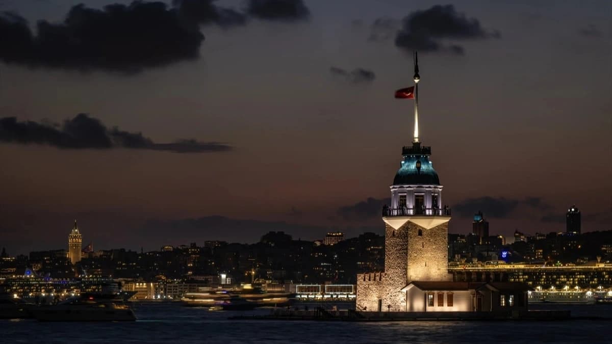 İstanbul'un tarihi silüeti gün batımında objektife yansıdı