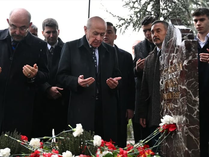 MHP Lideri Bahçeli'den Alparslan Türkeş'in kabrinde 'siyasi birlik' mesajı