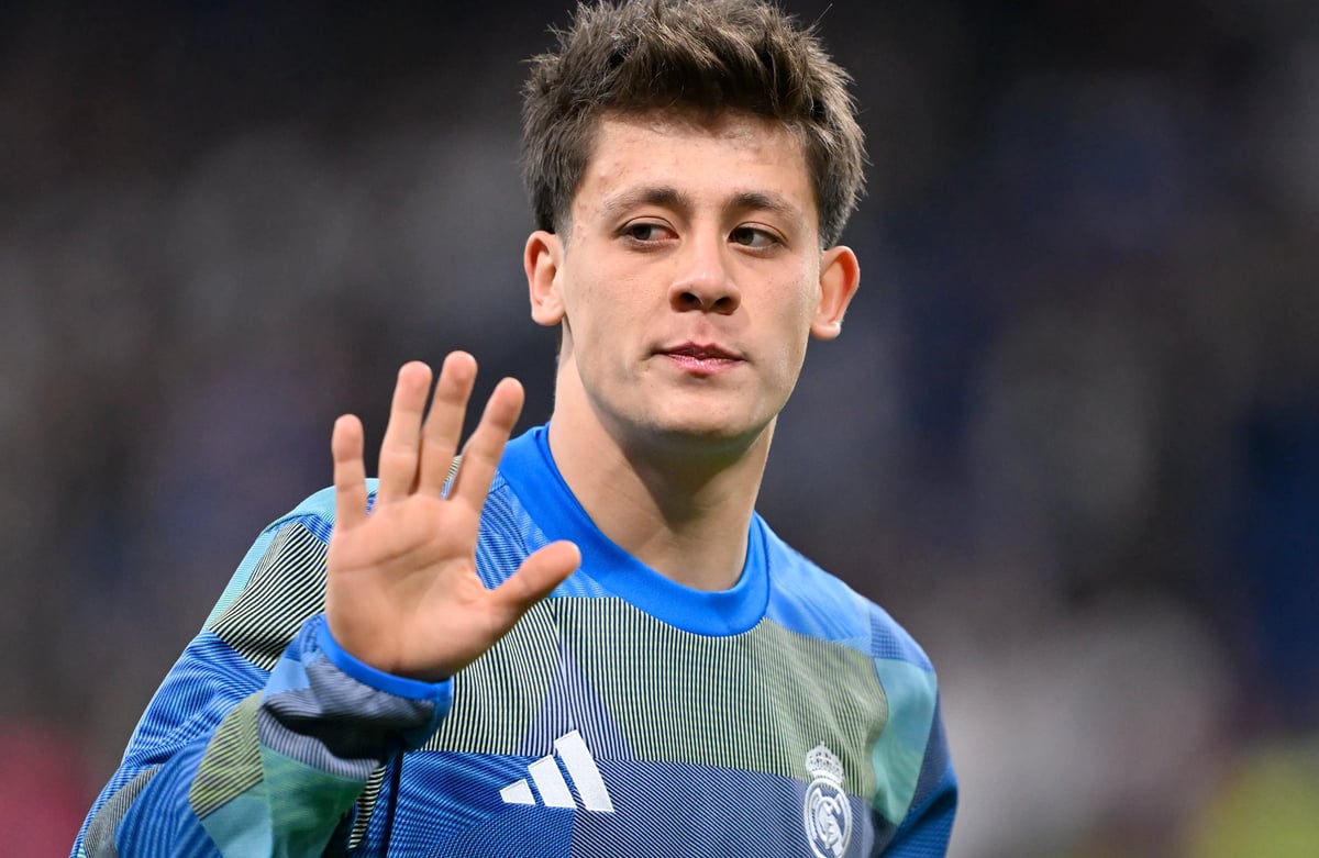 Arda Güler maça çıkmadan önce ısınıyor