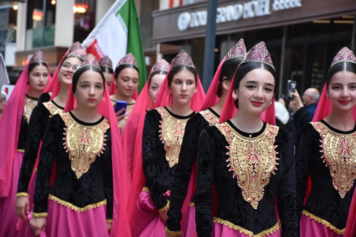Fuar alanını dolduran devasa "kardeşlik" horon halkası