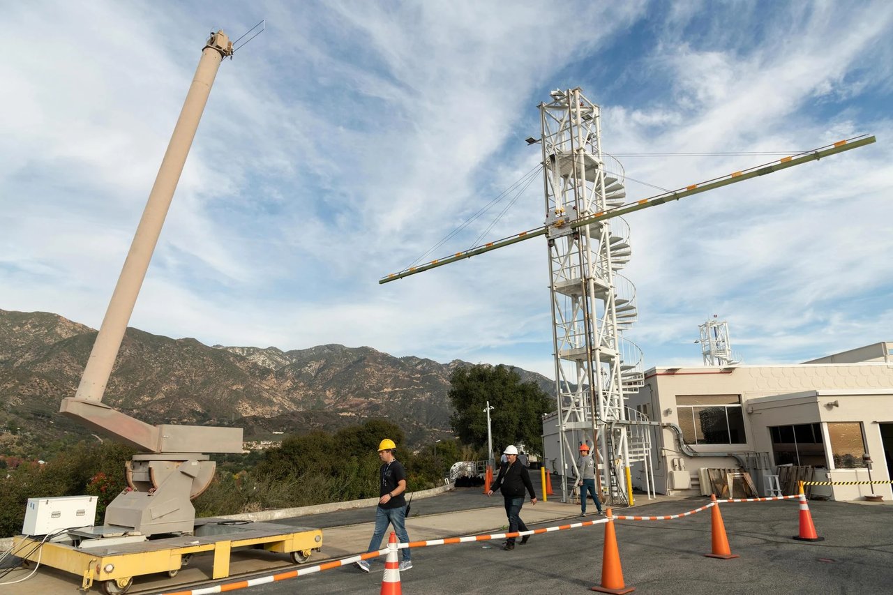 NASA'nın Jet Tahrik Laboratuvarı'ndaki mühendisler, 17 Aralık 2019'da NASA'nın Europa Clipper radar cihazının bir parçasını oluşturan yüksek frekanslı (HF) radar anteninin mühendislik modelini test ediyor. 