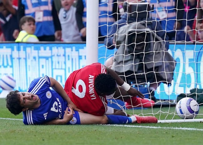 Nottingham Forest-Leicester City maçında ciddi sakatlık: Awoniyi ameliyat sonrası yapay komada