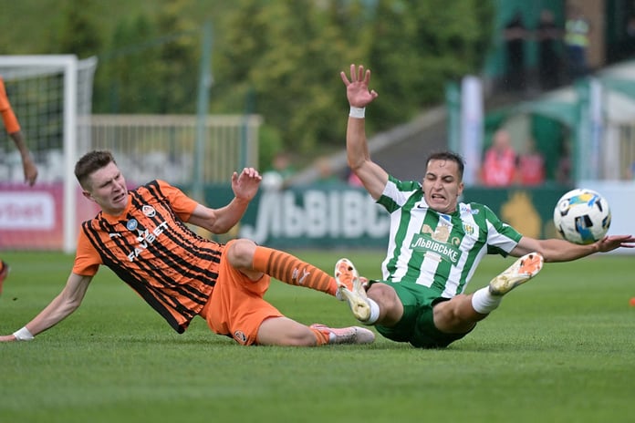 Arda Turan yönetimindeki Shakhtar Donetsk, deplasmanda galibiyeti uzatma dakikalarında kaçırdı