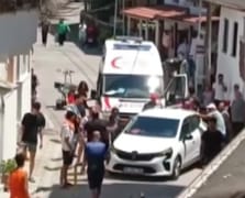 Yol ortasına aracını park etti ambulansın geçişini engelledi