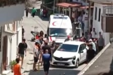 Yol ortasına aracını park etti ambulansın geçişini engelledi