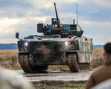 Polonya, yeni muharebe araçları için Bushmaster silahlarını teslim aldı