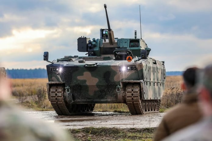 Polonya, yeni muharebe araçları için Bushmaster silahlarını teslim aldı