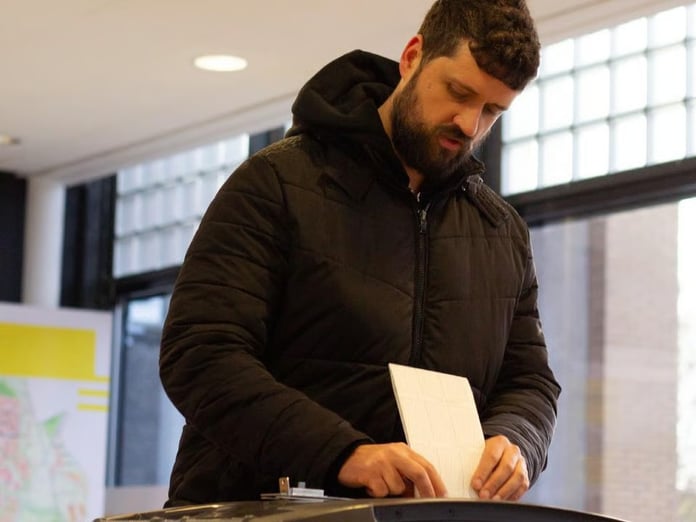 Hollanda erken seçim için sandık başına gidecek