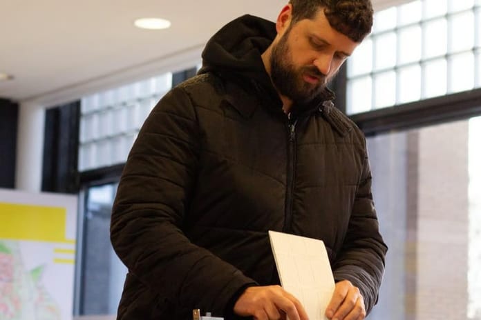 Hollanda erken seçim için sandık başına gidecek